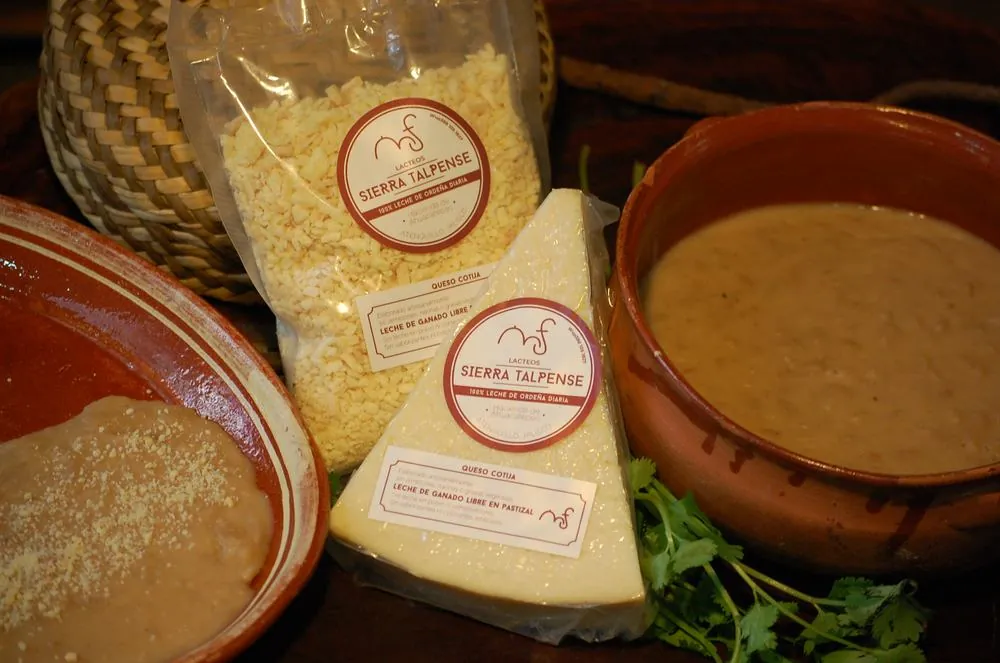 Cotija con su etiqueta, junto a frijoles de olla