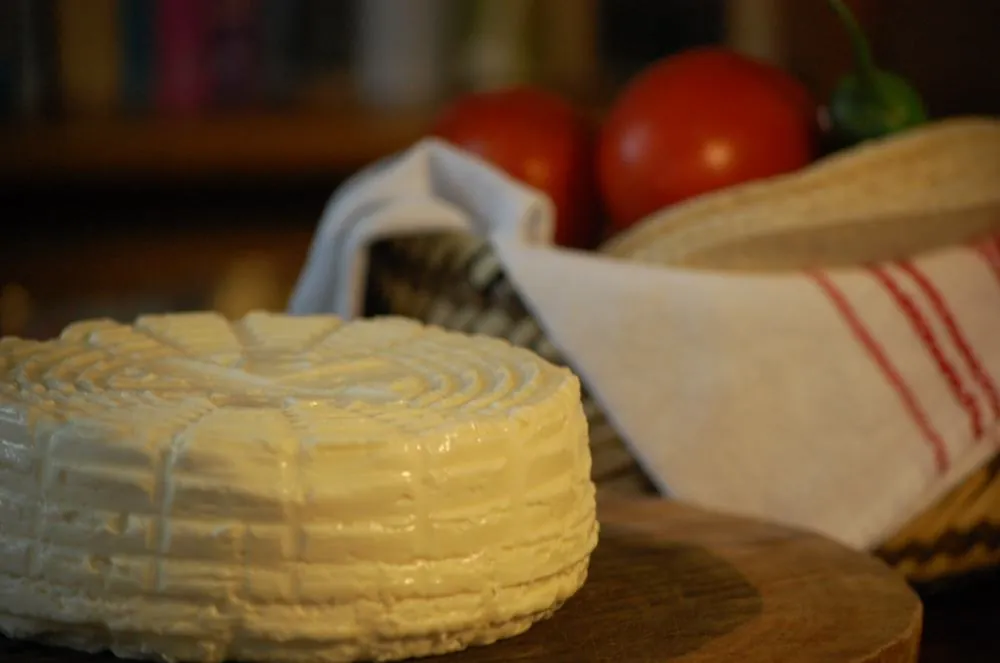Panela artesanal junto a una canasta de tortillas